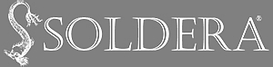 Soldera Logo in Weiß auf grauem Hintergrund - Vorderansicht