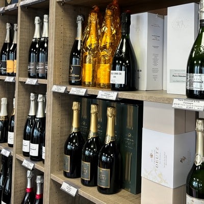 Sammlung von Sektflaschen in verschiedenen Farben - schräg Ansicht